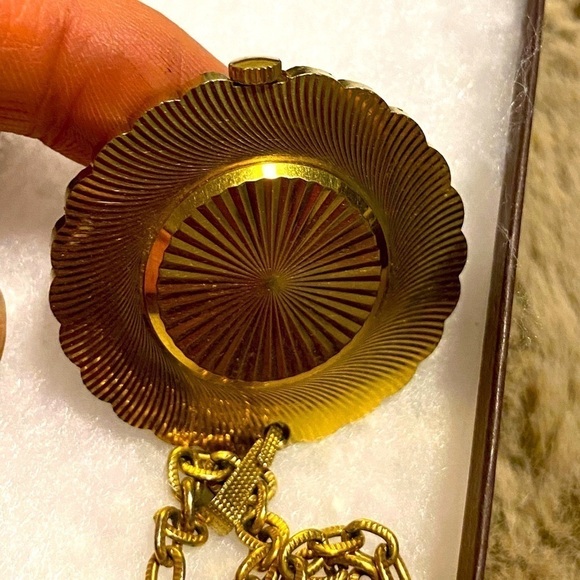 Vtg Caravelle By Bulova Watch Pendant & Chain Gold Tone Red Face 26” Chain - Picture 4 of 4